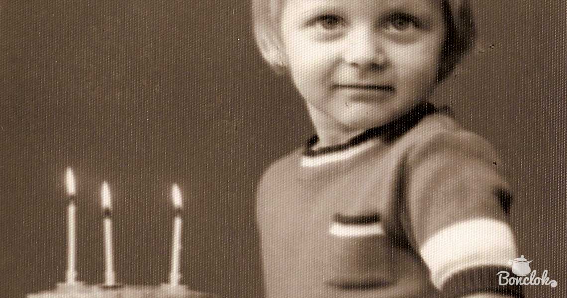Chłopczyk przy torcie urodzinowym